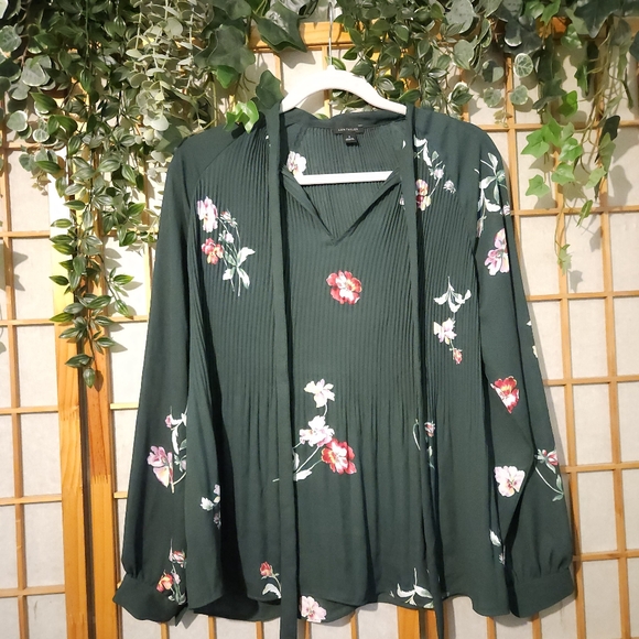 Ann Taylor Green Floral Long Sleeve Blouse with Tie (Medium) (EUC) - Picture 3 of 4